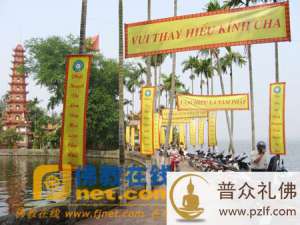 庆祝盂兰盆节 越南各大寺院装饰一新挤满